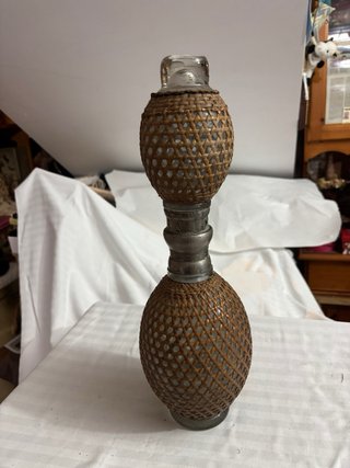Sifón antiguo de vidrio y mimbre