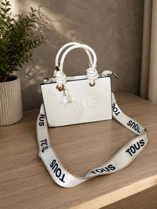 Bolso TOUS blanco con oso y correa logo