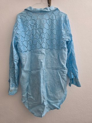 Camisa azul com bordado