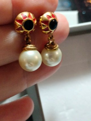 Pendientes de diseño dorado y rojo