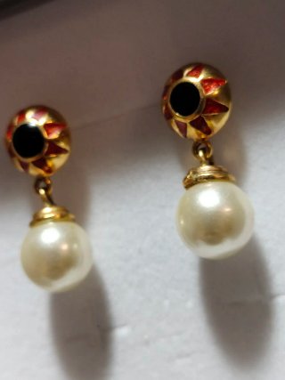 Pendientes de diseño dorado y rojo