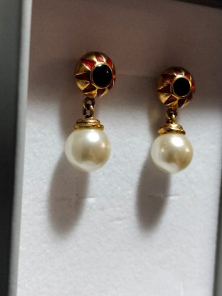 Pendientes de diseño dorado y rojo