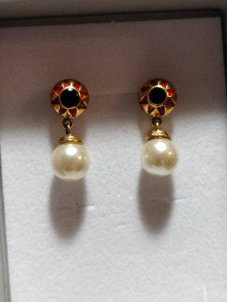 Pendientes de diseño dorado y rojo