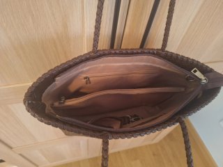 Bolso de mano trenzado marrón