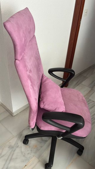 Silla de oficina rosa y negra  Esta en Granada