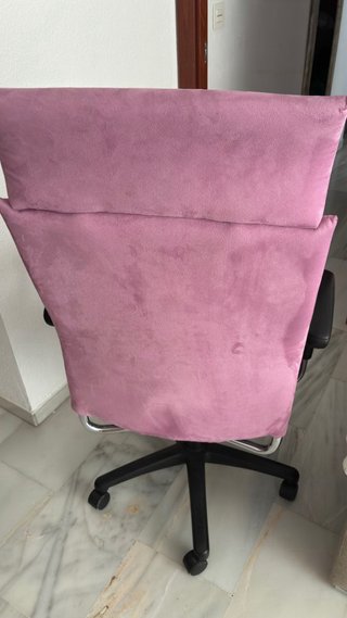 Silla de oficina rosa y negra  Esta en Granada