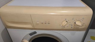 Lavadora blanca y beige