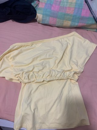 Camiseta amarilla asimétrica
