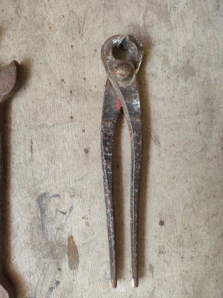 Herramientas antiguas: alicates y llave inglesa