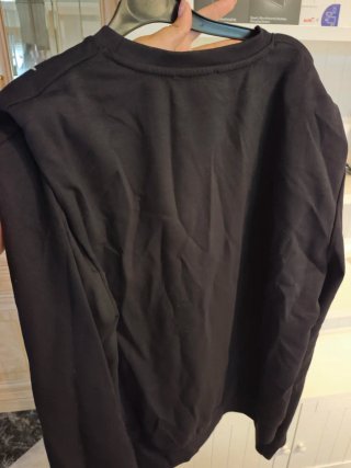 Jersey negro con texto BLACK