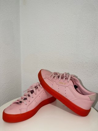 Zapatillas Adidas rosas con suela roja