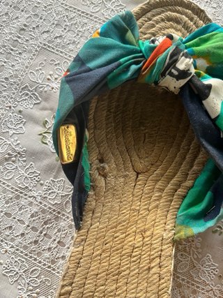 Sandalias de esparto con lazo estampado planas