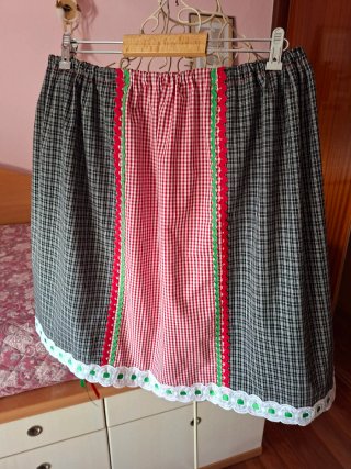 Falda de aldeana artesana nueva