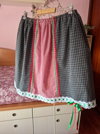 Falda de aldeana artesana nueva