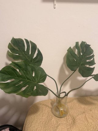 Jarrón con plantas artificiales
