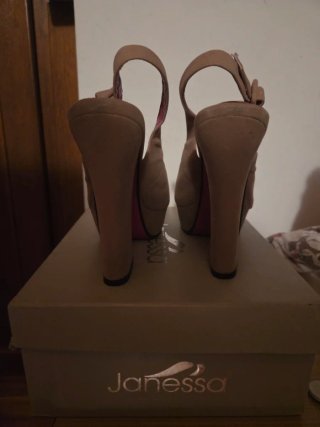 Scarpe beige con tacco Janessa n. 39.