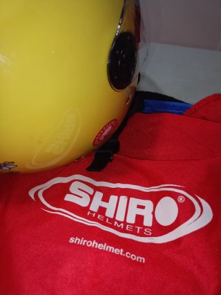 Casco de moto amarillo