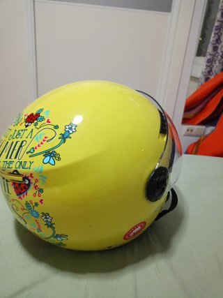 Casco de moto amarillo