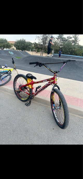 Bicicleta BMX GW Raven sin manillar ni pegs