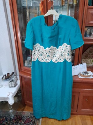 Vestido verde azulado con detalle