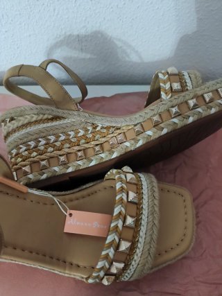 Sandalias Alma en Pena Beige y Doradas