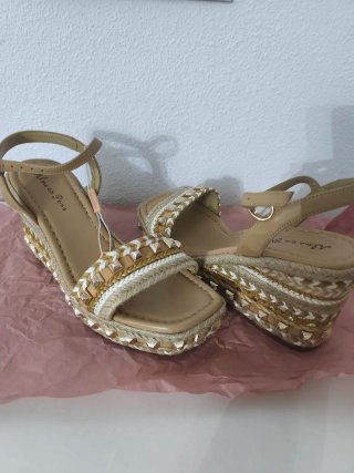 Sandalias Alma en Pena Beige y Doradas