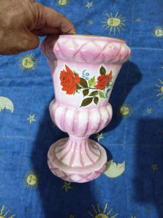 Jarrón de cerámica rosa con rosas