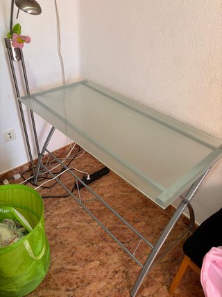 Mesa de cristal y metal plateado