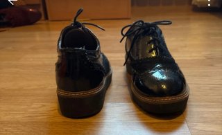 Zapatos negros de charol con cordones