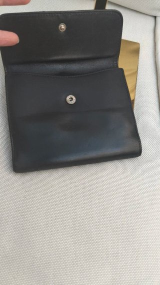 Cartera Gucci Piel Negra con Detalle Dorado
