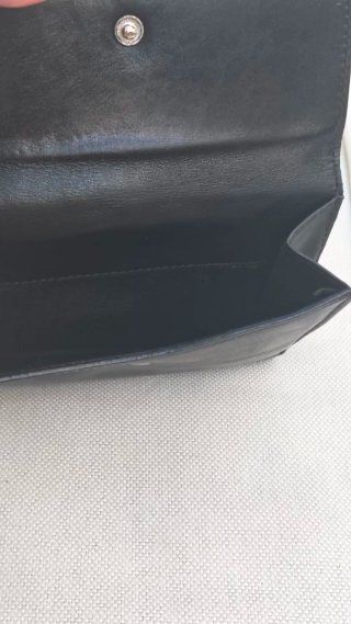 Cartera Gucci Piel Negra con Detalle Dorado