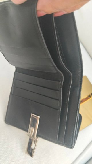 Cartera Gucci Piel Negra con Detalle Dorado