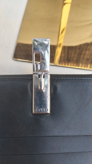 Cartera Gucci Piel Negra con Detalle Dorado
