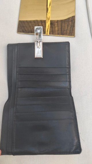 Cartera Gucci Piel Negra con Detalle Dorado
