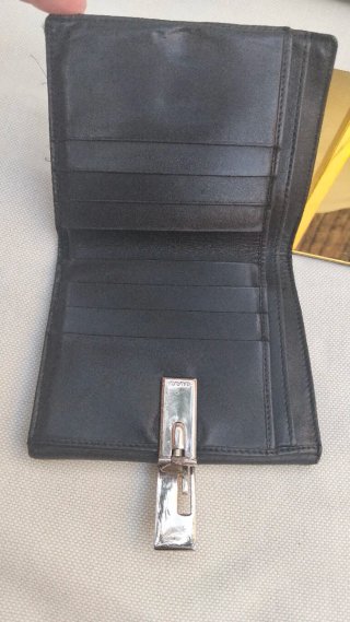 Cartera Gucci Piel Negra con Detalle Dorado