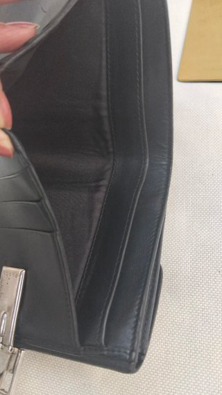 Cartera Gucci Piel Negra con Detalle Dorado