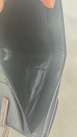 Cartera Gucci Piel Negra con Detalle Dorado
