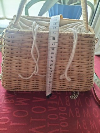 Bolso de mimbre con cadena y asa