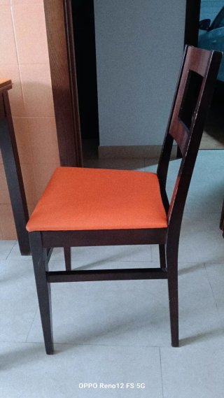 Mesa de cocina naranja y 4 sillas