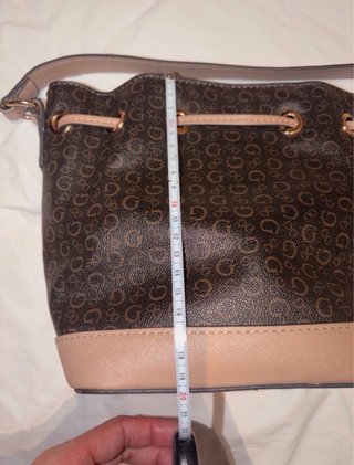 Borsa Guess bucket monogram marrone e beige