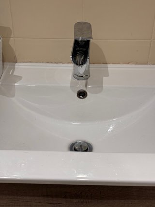 Mueble de baño suspendido con grifo y espejo
