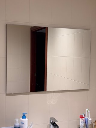Mueble de baño suspendido con grifo y espejo