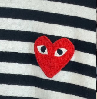 Camiseta CDG Play Rayas Corazón Rojo