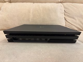PS4 Pro + 2 mandos