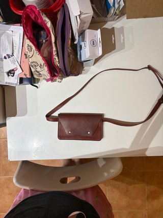 Bolso de piel marrón tipo riñonera
