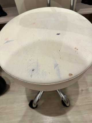 Silla de peluquería cuero blanco manchado