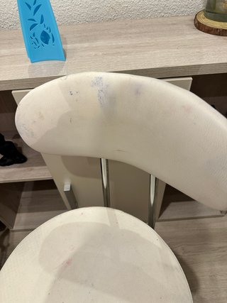 Silla de peluquería cuero blanco manchado
