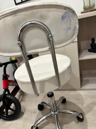 Silla de peluquería cuero blanco manchado