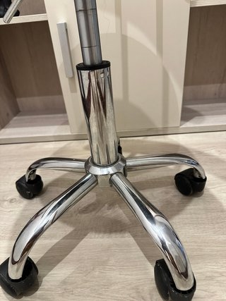 Silla de peluquería cuero blanco manchado