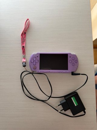 PSP 3000 Morado + Funda + cargador